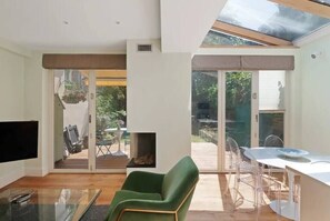 Fireplace - Beautiful 2-Bed Notting Hill Apt with Garden (Greater London)