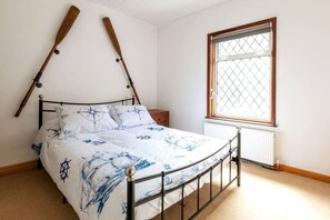 2 bedrooms, iron/ironing board, WiFi, bed sheets - Stylish 2BD Family Hideaway in Dover (Dover)