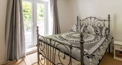 Stylish 2BD Family Hideaway in Dover