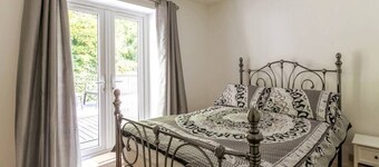 Stylish 2BD Family Hideaway in Dover