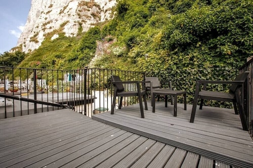 Stylish 2BD Family Hideaway in Dover