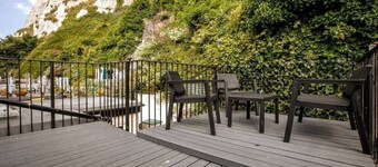 Stylish 2BD Family Hideaway in Dover