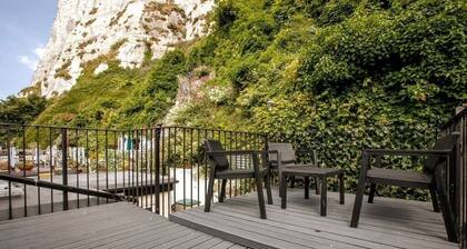 Stylish 2BD Family Hideaway in Dover