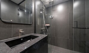 Hårtørrer, badekåber, hjemmesko, bidet