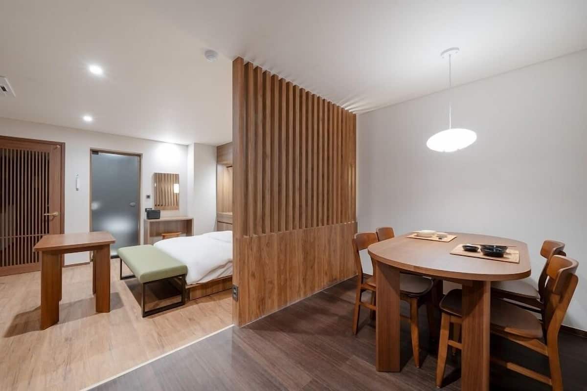 Party Room | Individuell dekoriert, individuell eingerichtet, Schreibtisch