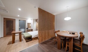 Party Room | Yksilöllisesti sisustettu, yksilöllisesti kalustettu, työpöytä