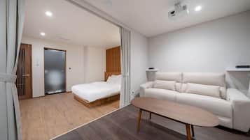 Movie Room (Queen Bed) | Decoración individual, mobiliario individual, escritorio y wifi gratis