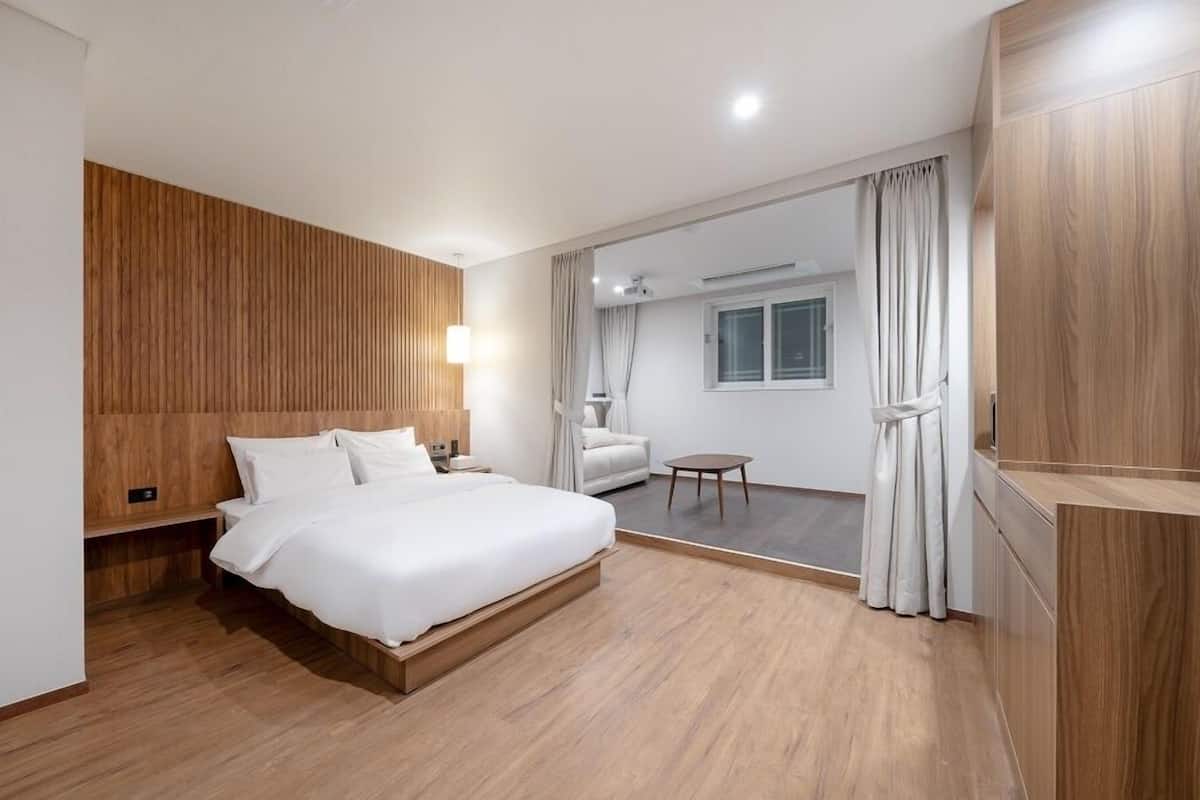 Movie Room (Queen Bed) | Individuell dekoriert, individuell eingerichtet, Schreibtisch