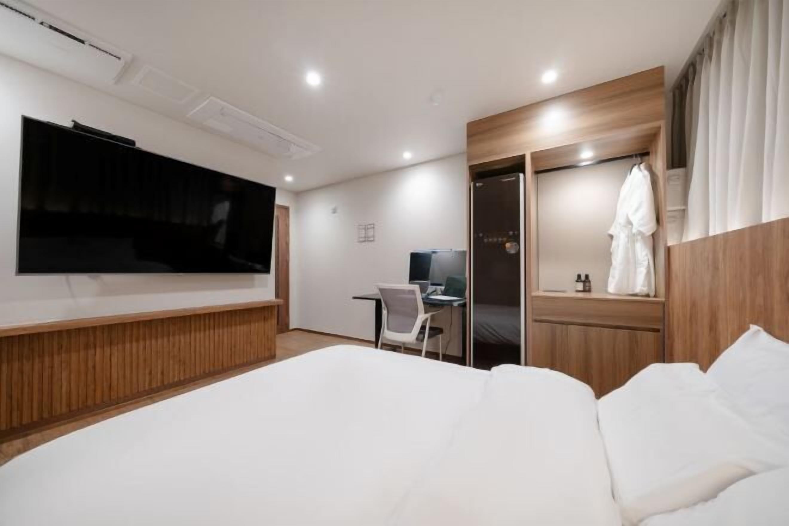 Individually decorated, individually furnished, desk, free WiFi