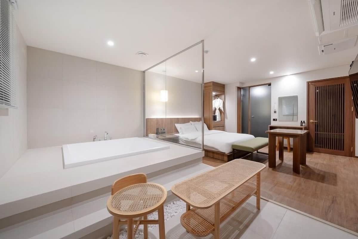 Spa Room | Individuell dekoriert, individuell eingerichtet, Schreibtisch