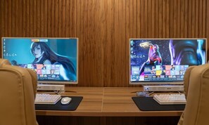Twin PC | Yksilöllisesti sisustettu, yksilöllisesti kalustettu, työpöytä