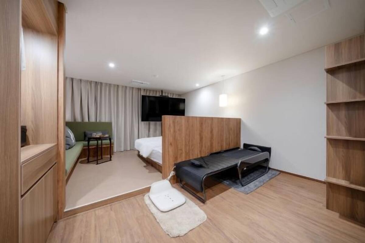 Individuell dekoriert, individuell eingerichtet, Schreibtisch