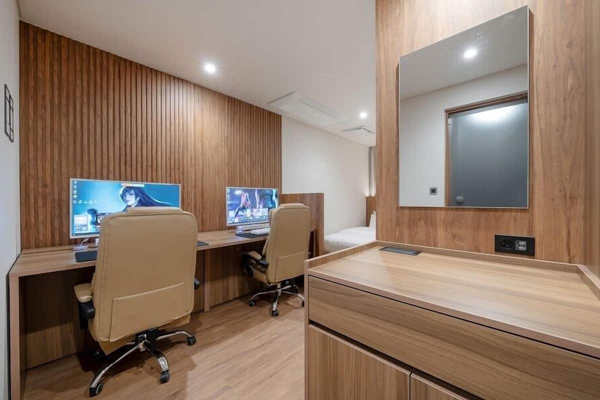 Zweibettzimmer | Individuell dekoriert, individuell eingerichtet, Schreibtisch