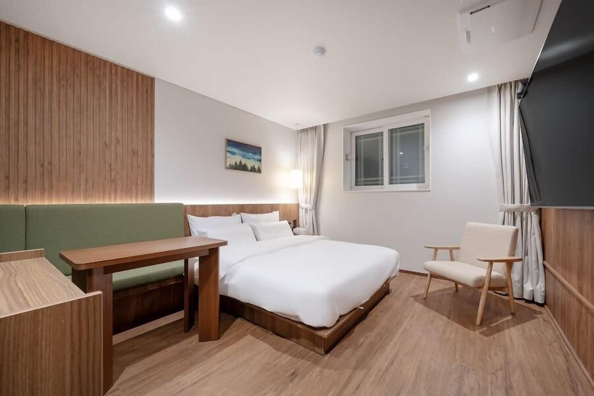 Standard-Doppelzimmer | Individuell dekoriert, individuell eingerichtet, Schreibtisch