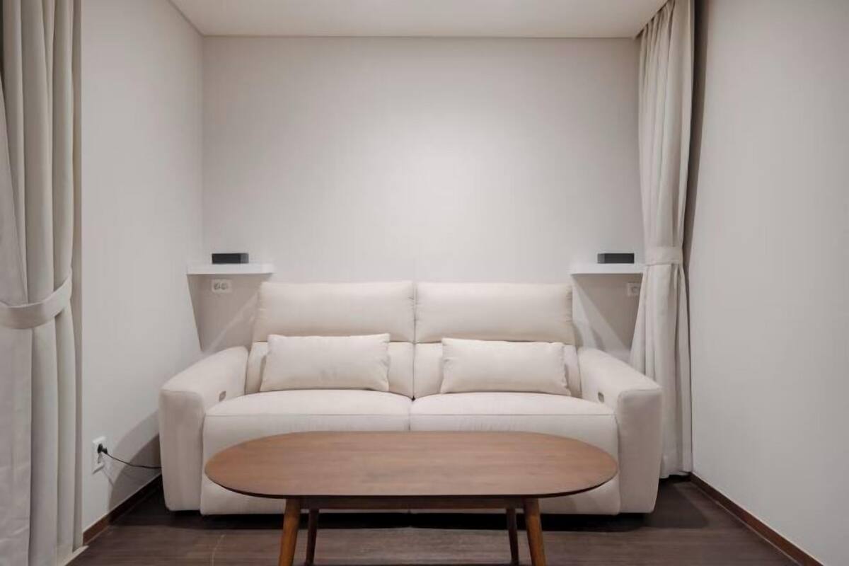 Wohnbereich | 75-Zoll-Flachbildfernseher mit Kabelempfang, Netflix, Streaming-Dienste