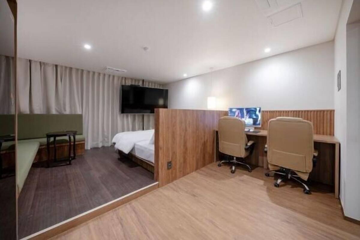 Individuell dekoriert, individuell eingerichtet, Schreibtisch