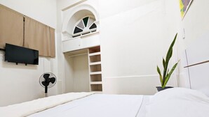 Classic Double Room | Hypo-allergenic bedding, down comforters, individually decorated - Del Tingo Al Tango Hostal (Santa Ana)
