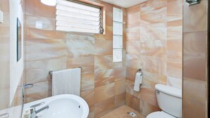 Family Triple Room | Bathroom | Shower, rainfall showerhead, towels, soap - Del Tingo Al Tango Hostal (Santa Ana)