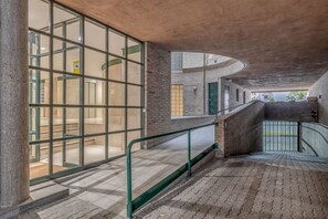 Spa - Airy Chamberi 1BR w/ Doorman, nr Ciudad Universitaria, by Blueground (Madrid)