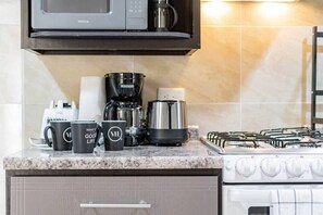 Kjøleskap, mikrobølgeovn, ovn og kokeplater