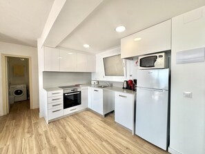 Kühlschrank, Mikrowelle, Ofen, Geschirrspüler