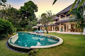 Outdoor pool, pool umbrellas, pool loungers - Villa Maimalu by Alfred in Bali (Kerobokan)