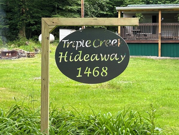 Placa para Triple Creek Hideaway com o número 1468.