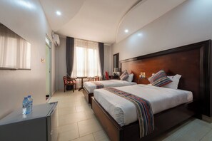 Habitación Deluxe con 2 camas individuales | Minibar, escritorio y espacio para trabajar con laptop 