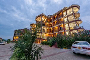 Fachada del alojamiento - Noche