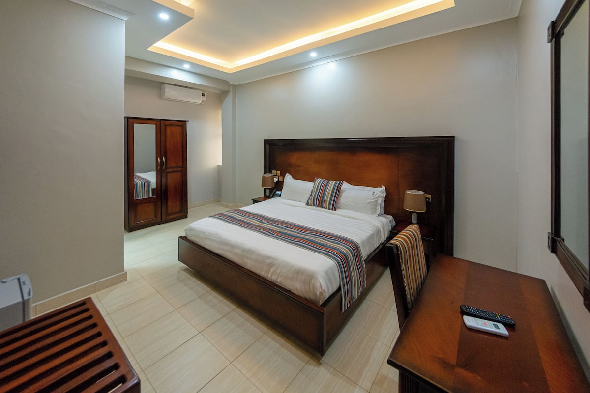 Deluxe Room | 1 bedroom, minibar, desk, laptop workspace