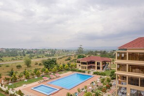Un hôtel doté d’une grande piscine, d’un espace extérieur aménagé et offrant une vue sur le paysage environnant.