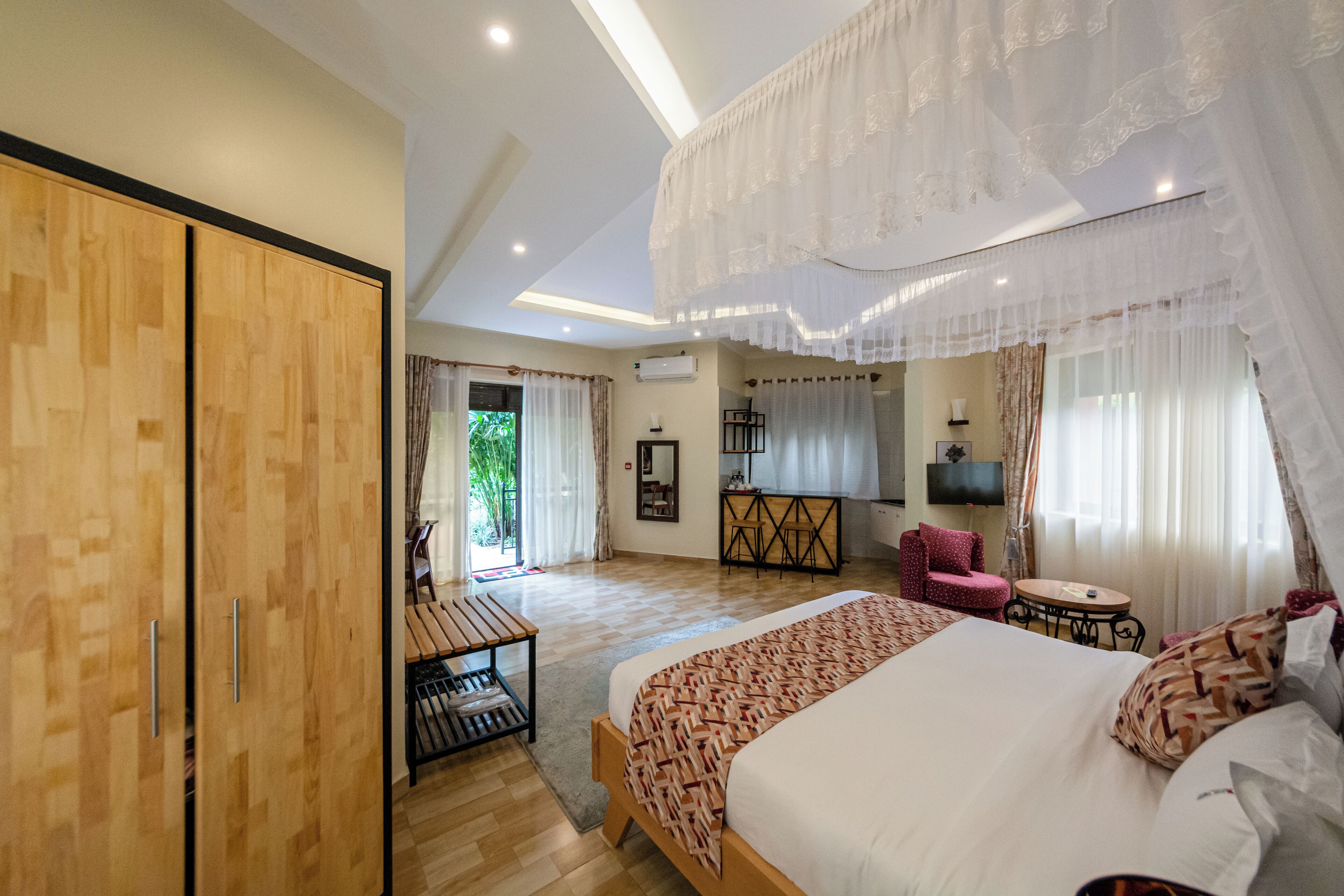 Junior Cottage | Bathroom | Shower, rainfall showerhead, free toiletries, bathrobes