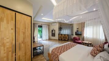 Junior Cottage | Bathroom | Shower, rainfall showerhead, free toiletries, bathrobes