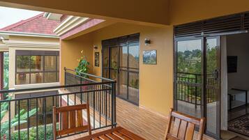 Villa | Minibar, desk, laptop workspace, blackout drapes