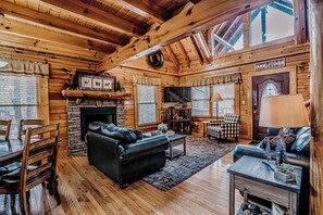 Smart-TV, Kamin, Videospiele, Tischfußball