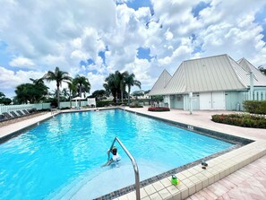 A heated pool - The Captain’s Quarters - WALK TO BEACH!  (Jupiter)