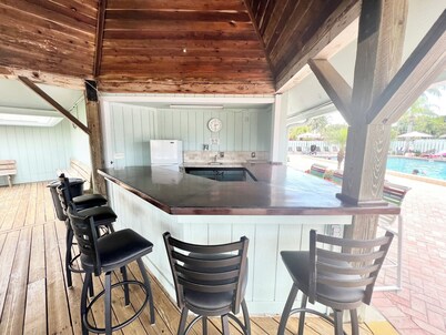 The Captain’s Quarters - WALK TO BEACH! 