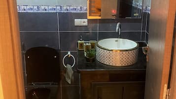 Suihku, hiustenkuivaaja, pyyhkeet, saippua
