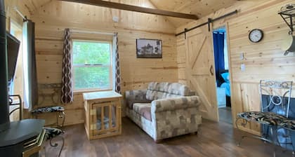 Cabin with loft & gas fireplace, walking distance to harbor