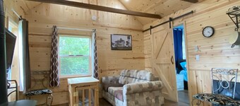 Cabin with loft & gas fireplace, walking distance to harbor