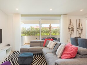 TV - Luxury Apt. Garden, Pool and Near Beach (Lagos)