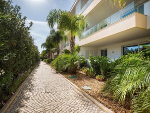 Property grounds - Luxury Apt. Garden, Pool and Near Beach (Lagos)