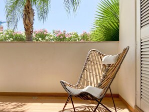 Terrace/patio - Luxury Apt. Garden, Pool and Near Beach (Lagos)