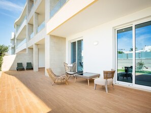 Terrace/patio - Luxury Apt. Garden, Pool and Near Beach (Lagos)