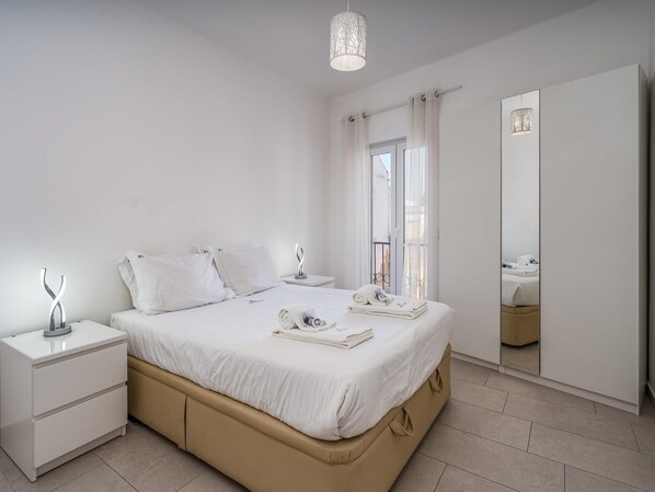 2 chambres, fer et planche à repasser, Wi-Fi, draps fournis