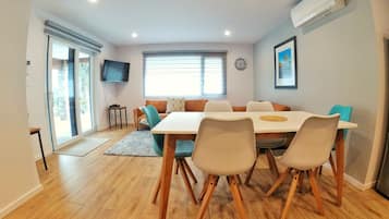 Leilighet – comfort | Oppholdsområde | En 38-tommers TV med kabel-kanaler