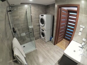 Apartamento Confort | Baño | Artículos de higiene personal gratuitos, secador de pelo y zapatillas