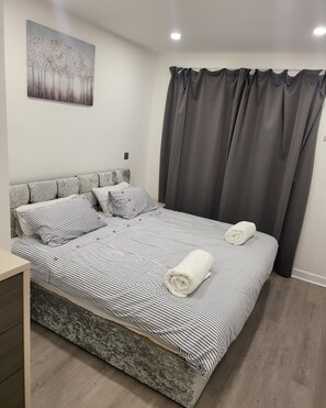 2 عدّة غرف نوم ومكواة/لوح كي وواي فاي وملاءات أسرّة