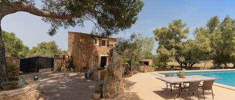 تناول الطعام بالخارج