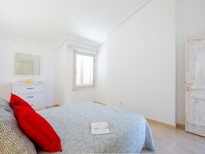 1 dormitorio, tabla de planchar con plancha, Internet y ropa de cama